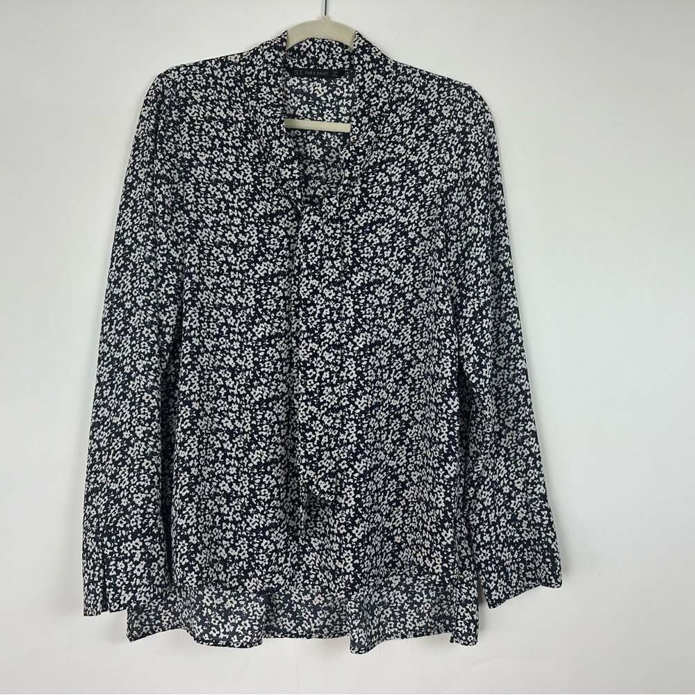 Zara Blouse Womens Medium Black White Print Collarless Wrinkle Free Long Sleeves